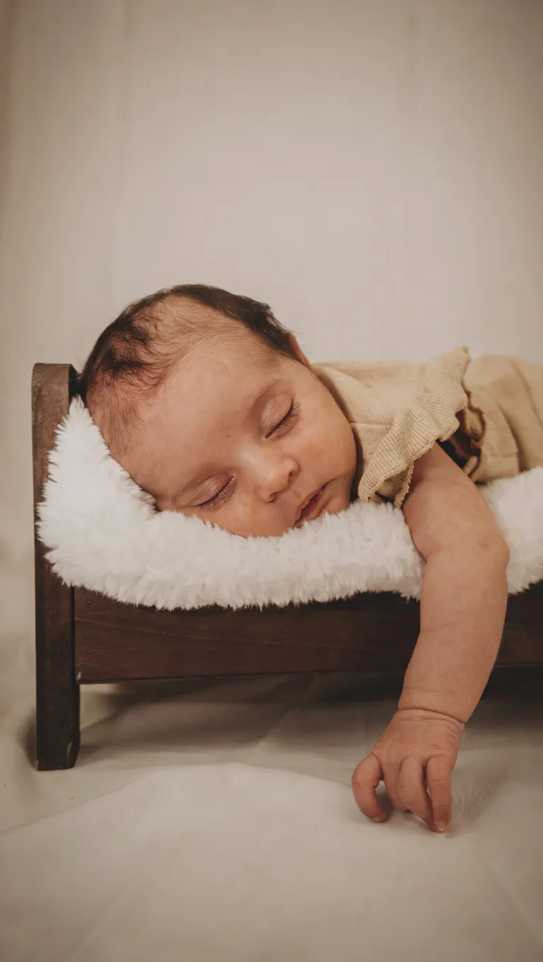 Neugeborenes Baby friedlich schlafend im Holzbett – Newborn-Fotograf Stade & Buxtehude