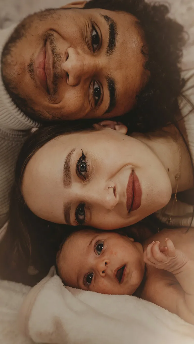 Junge Familie mit Neugeborenem – authentisches Newborn- & Familien-Shooting Stade