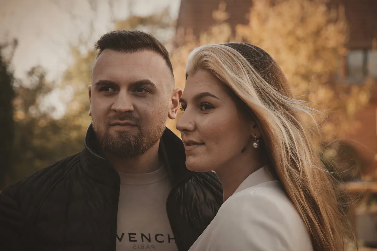 Verliebtes Paar im goldenen Herbstlicht – Paarfotografie & Shootings in Stade