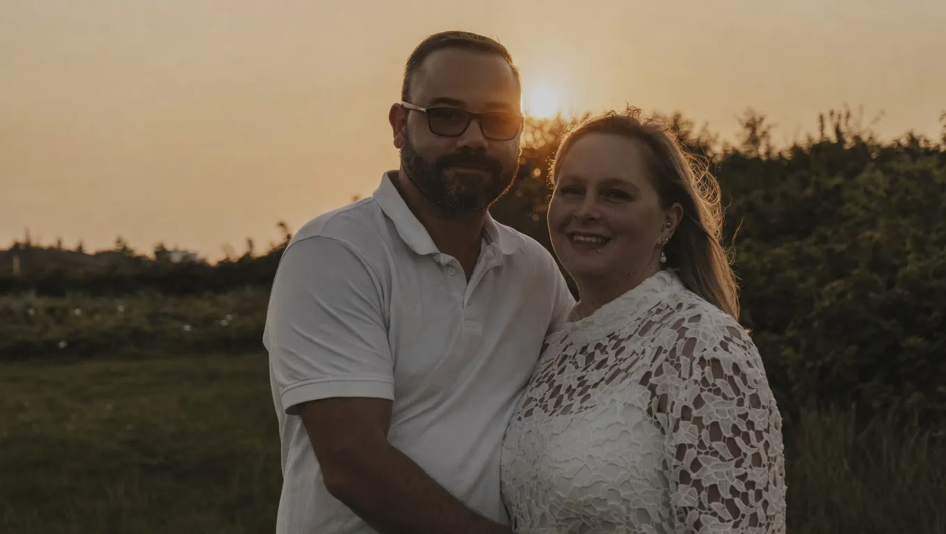 Verliebtes Paar beim romantischen Outdoorshooting im Abendlicht bei Stade – Five Stars Paarshooting
