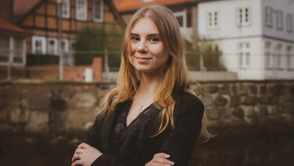 Authentisches Portrait einer jungen Frau in Stade – emotionale Porträtfotografie