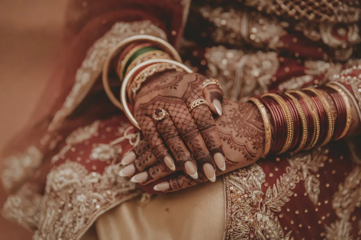 Brauthände mit Henna und traditionellem Schmuck – detailreiche Hochzeitsfotografie