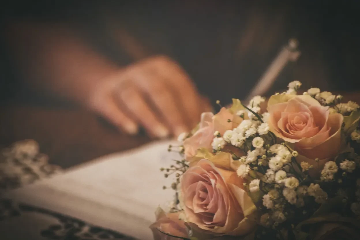 Brautstrauß und Unterschrift im Hochzeitsbuch – detailreiche Hochzeitsfotografie Stade