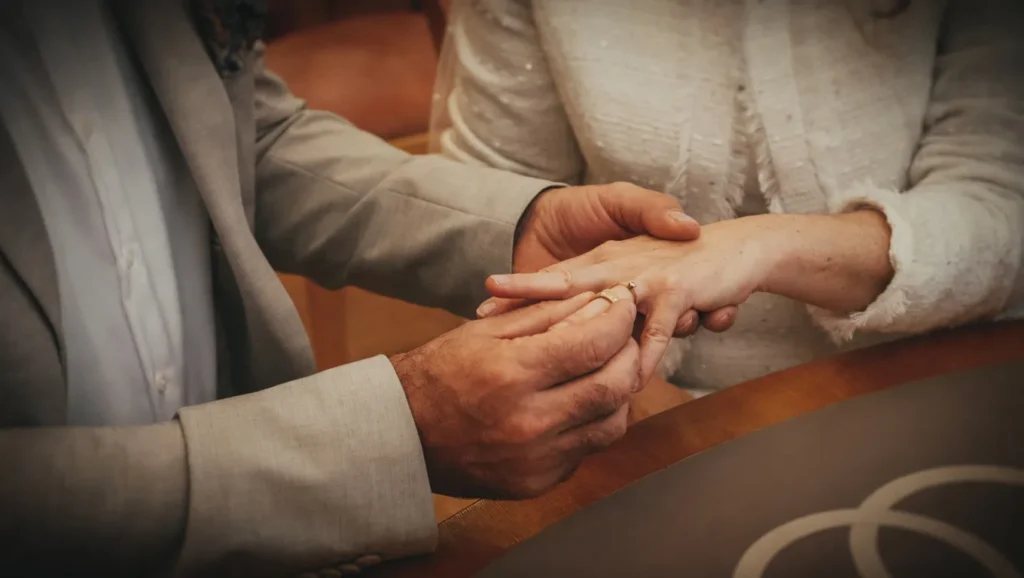 Hände mit Eheringen beim Jawort – emotionaler Hochzeitsmoment in Stade