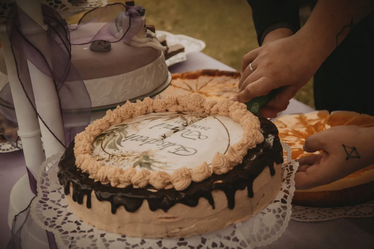 Brautpaar schneidet gemeinsam die Hochzeitstorte an – glücklicher Hochzeitsmoment in Stade
